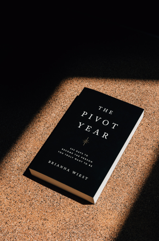 The Pivot Year - Brianna Wiest - Paperback book