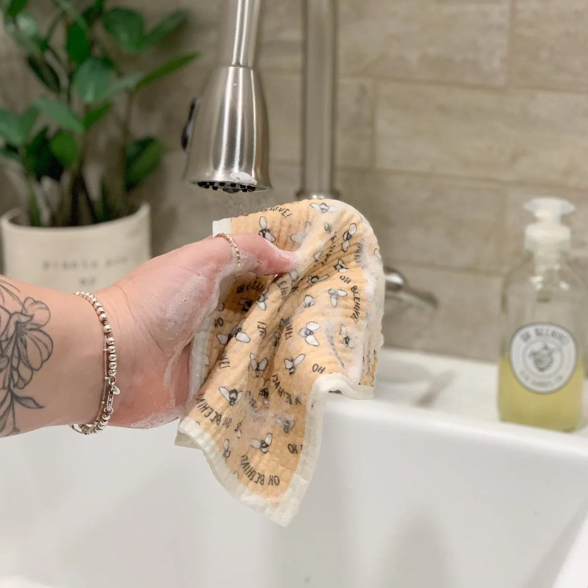 Oh Beehive - Reusable Dish Cloth - Buzzy Bee